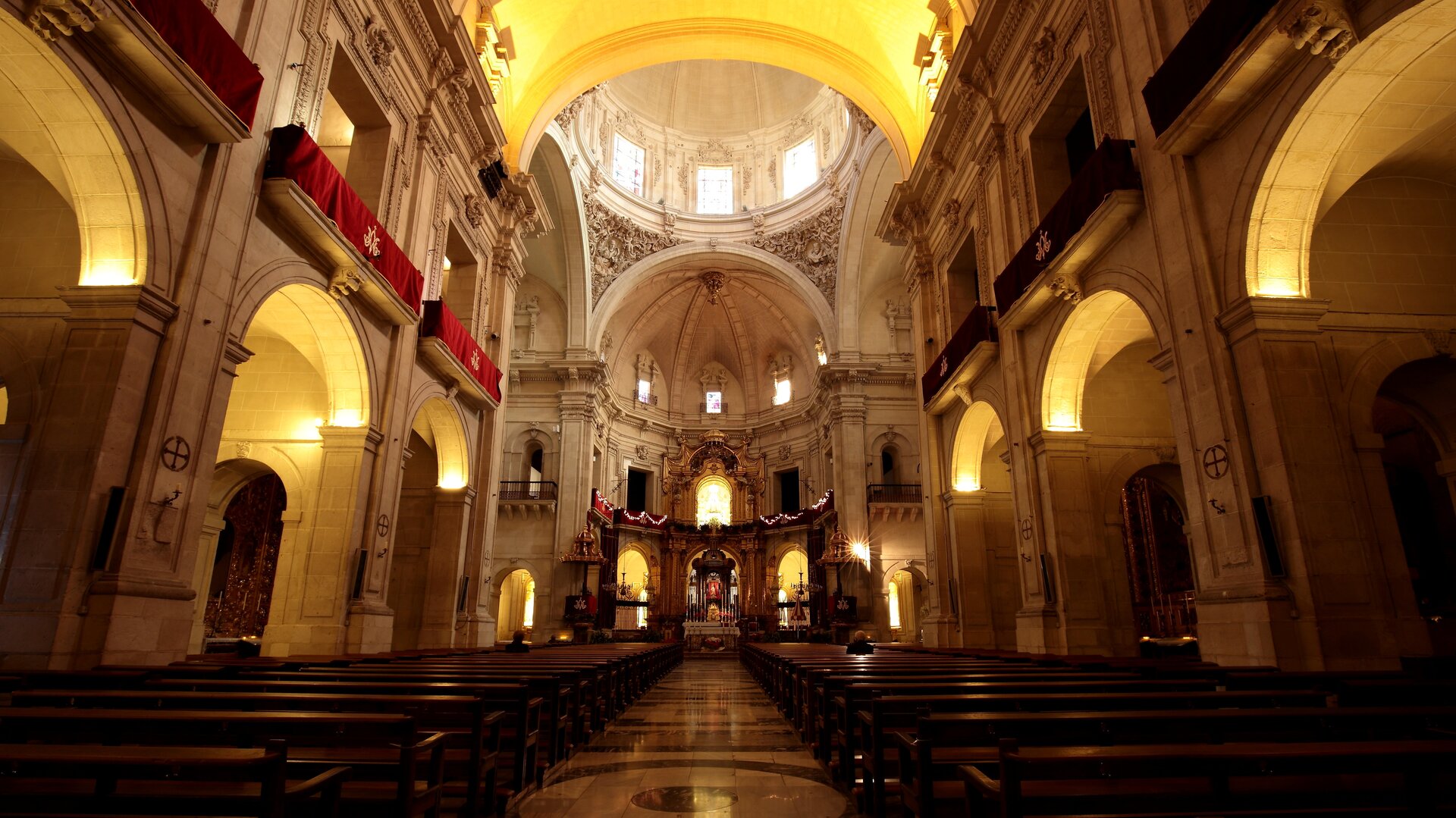 Interior de la Basílica de Santa María, escenario del Misteri d'Elx​
