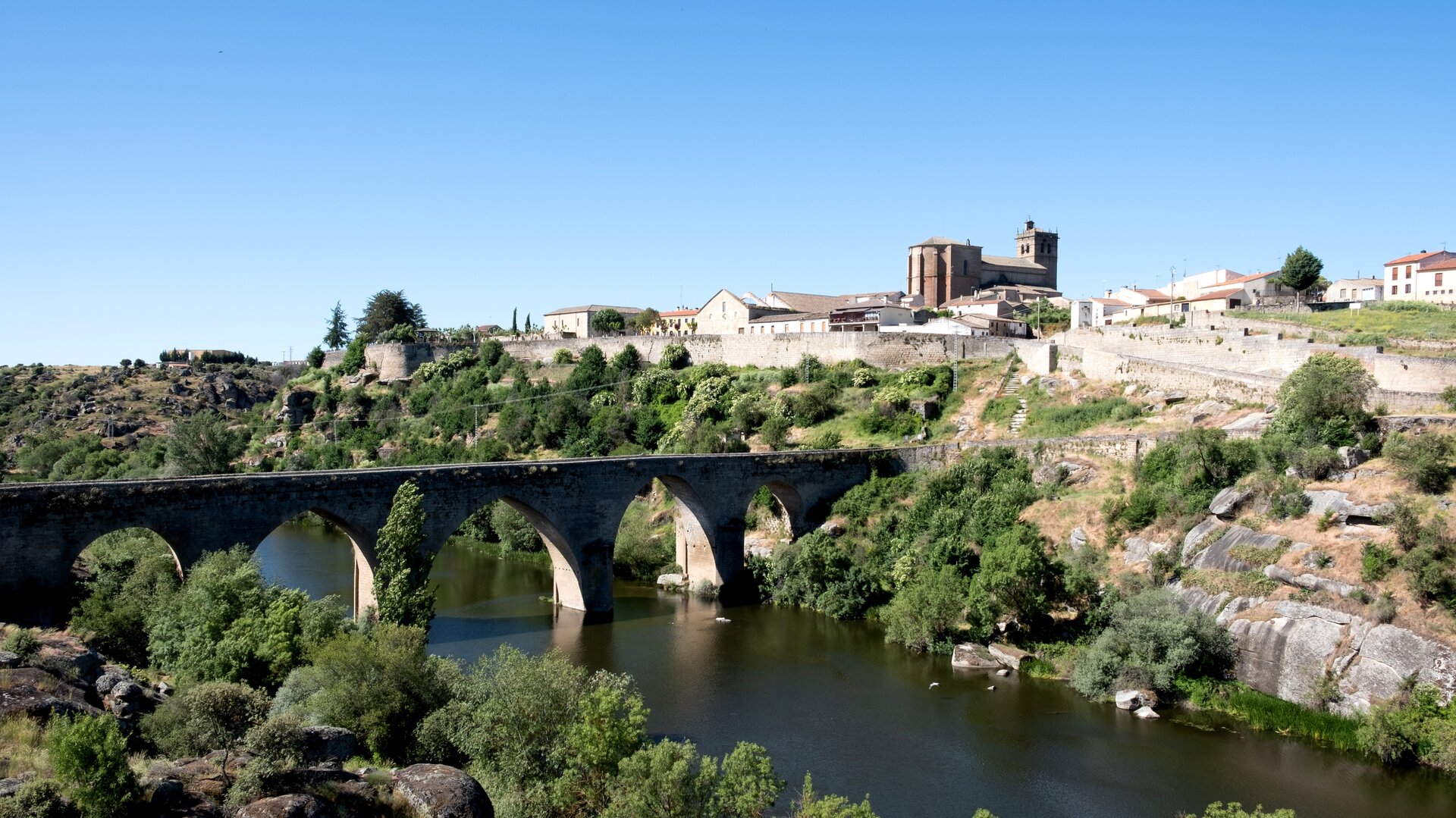 Vista del puente de Ledesma