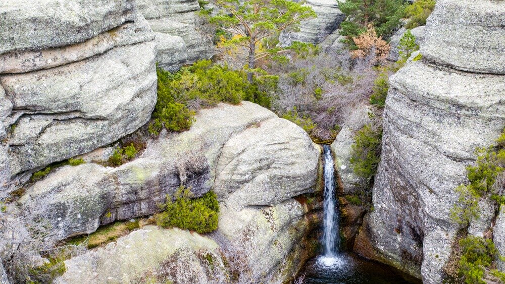 Cascada en las lagunas de Neila