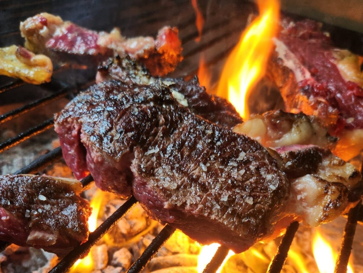 Carne a la parrilla en el asador