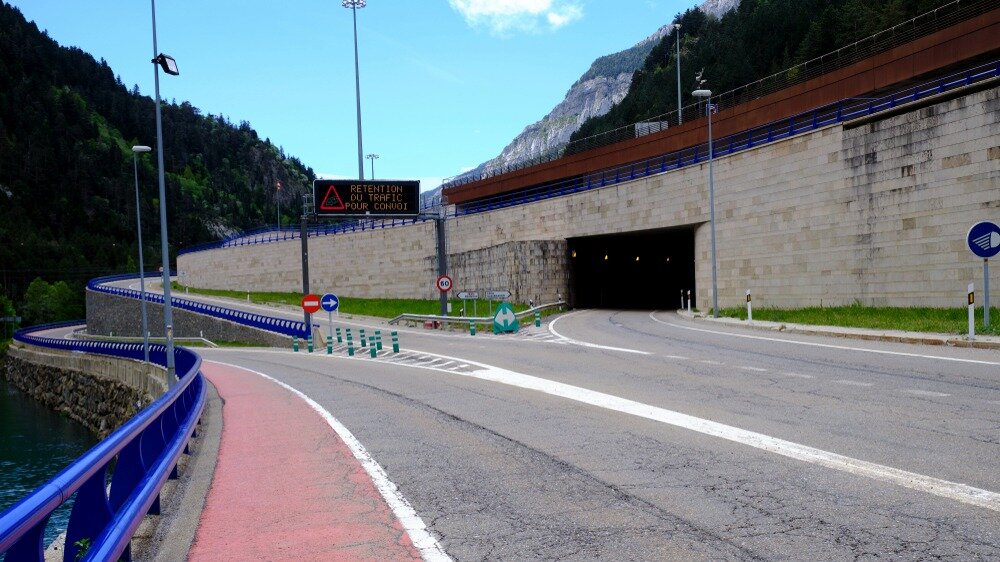 Acceso al Túnel de Somport