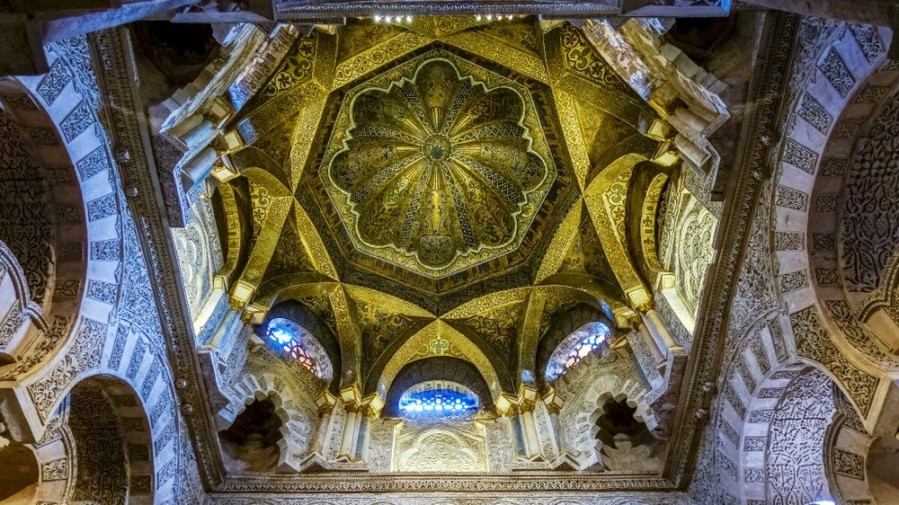 Cúpula dorada del mihrab de la antigua mezquita.