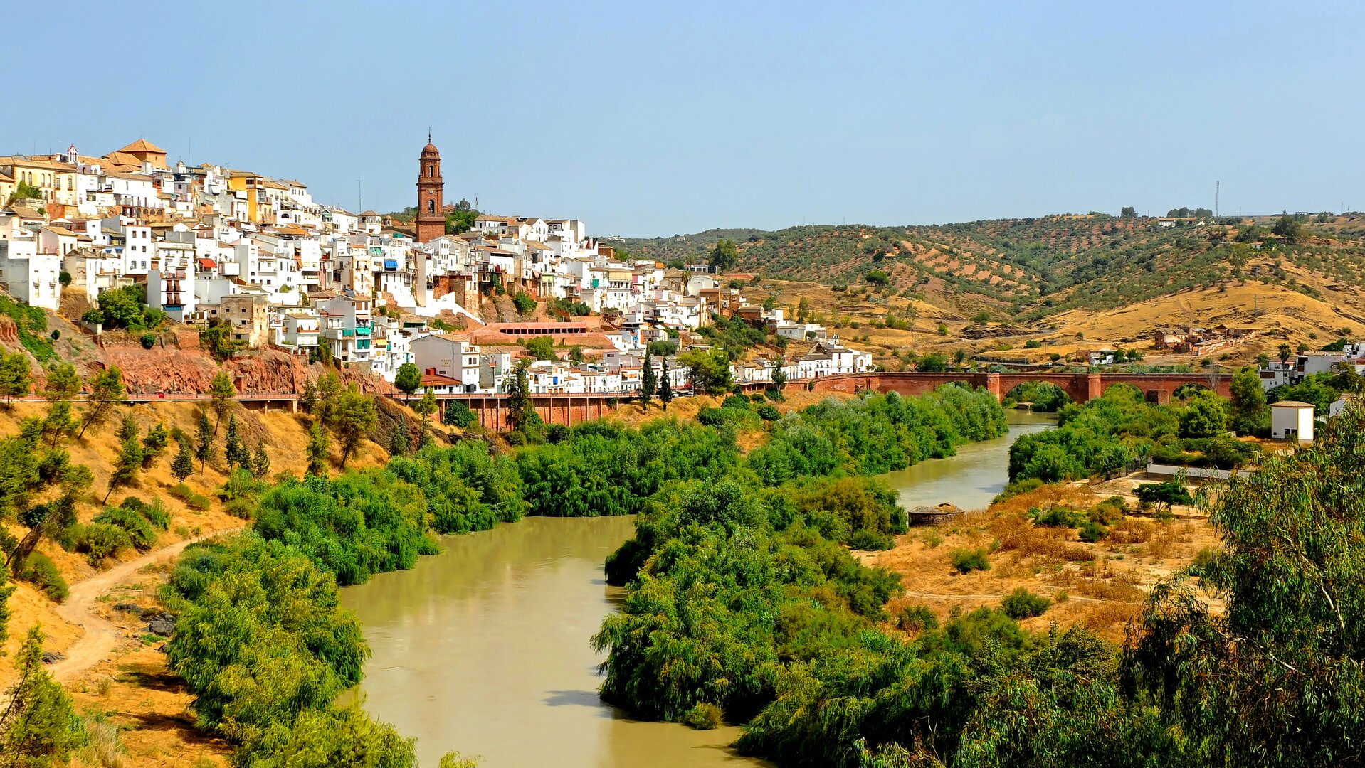 Panorámica de Montoro desde el Guadalquivir.