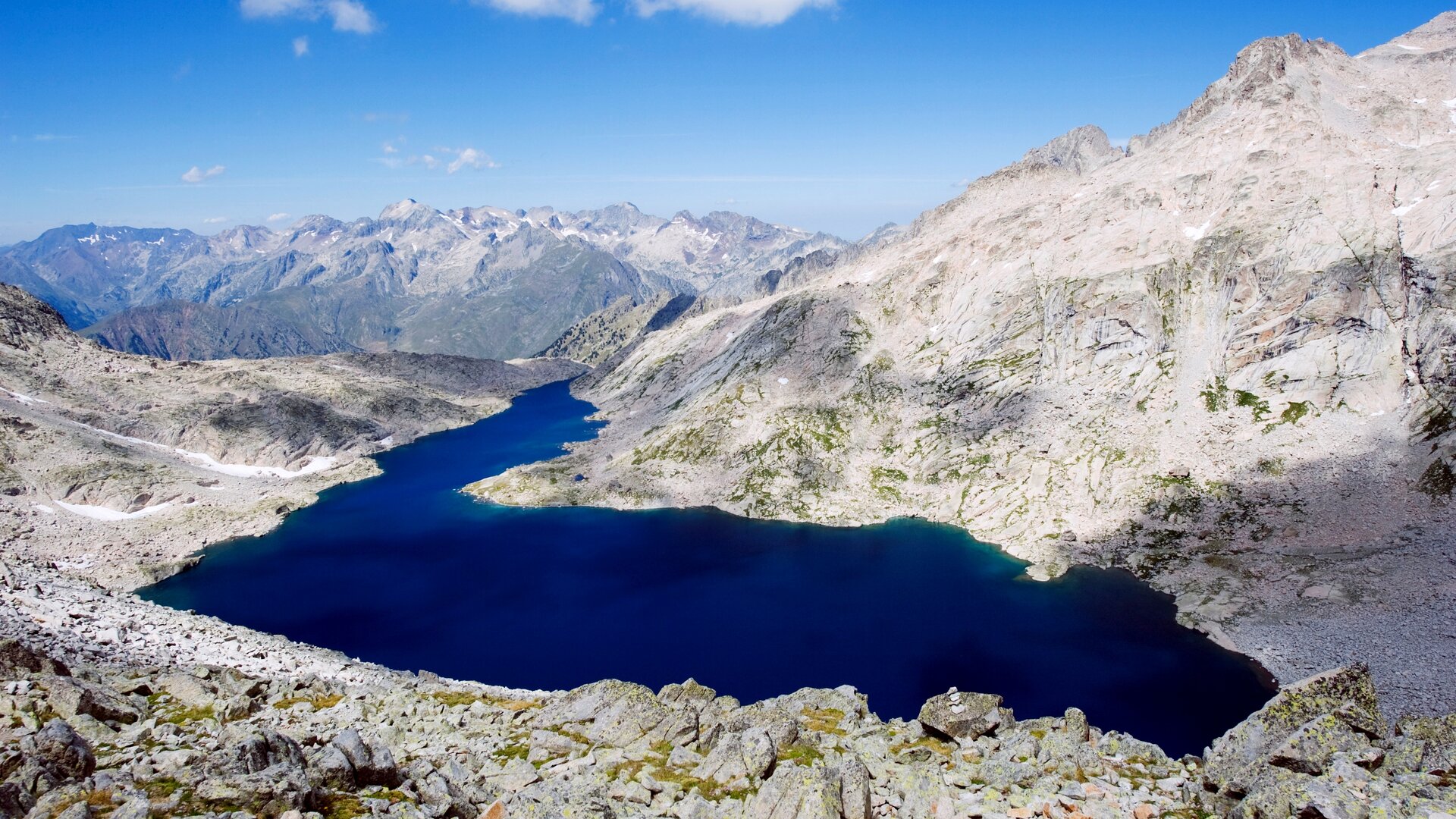 Vista aérea del ibón de Cregüeña.