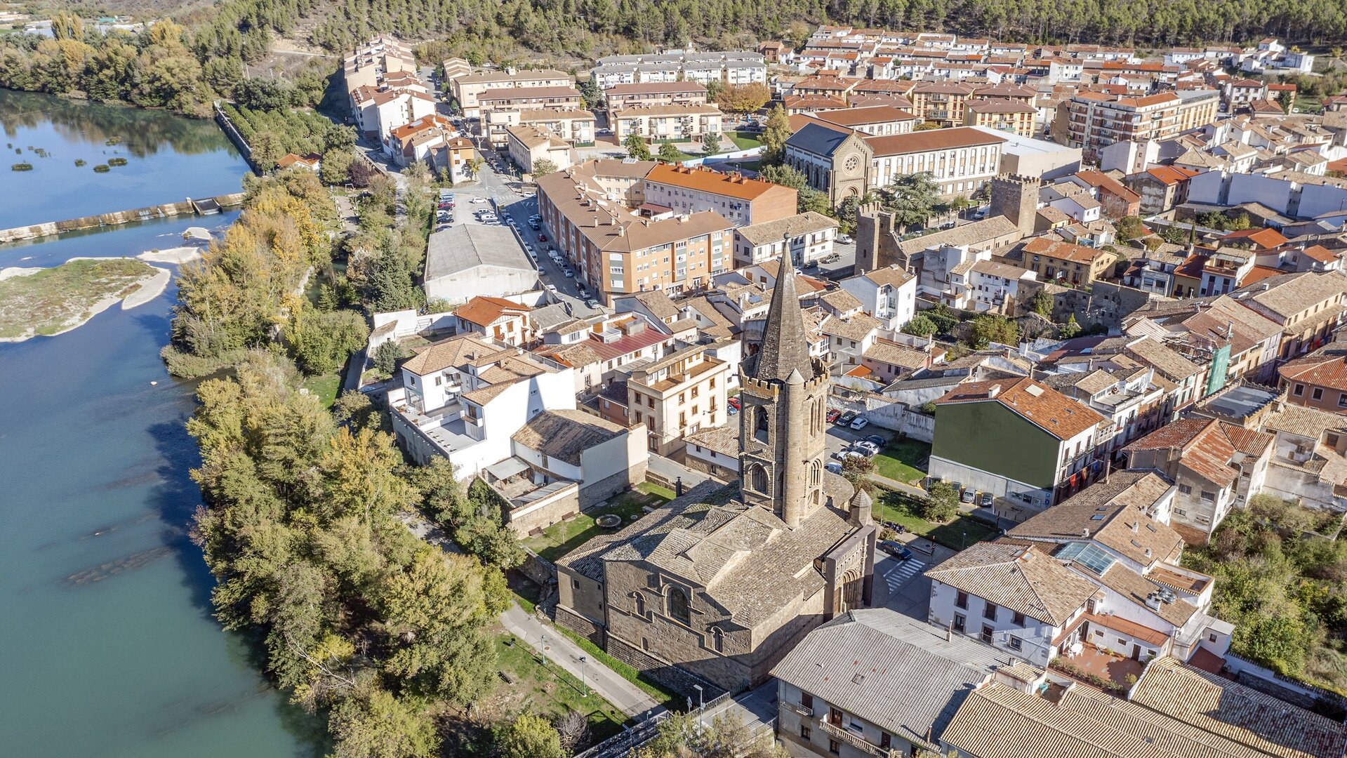 Vista aérea de la Iglesia de Santa María la Real en Sangüesa