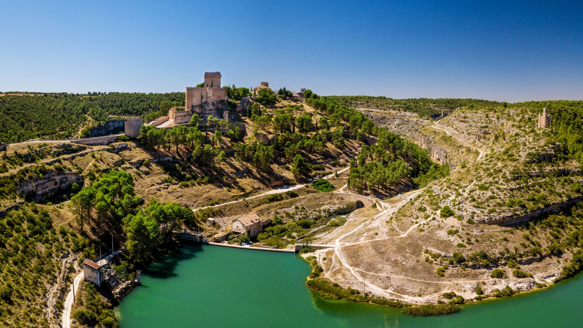 Vista aérea de Alarcón junto al río Júcar.