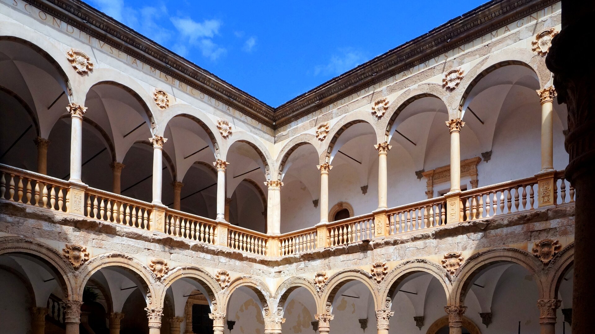 Patio renacentista del castillo de La Calahorra.