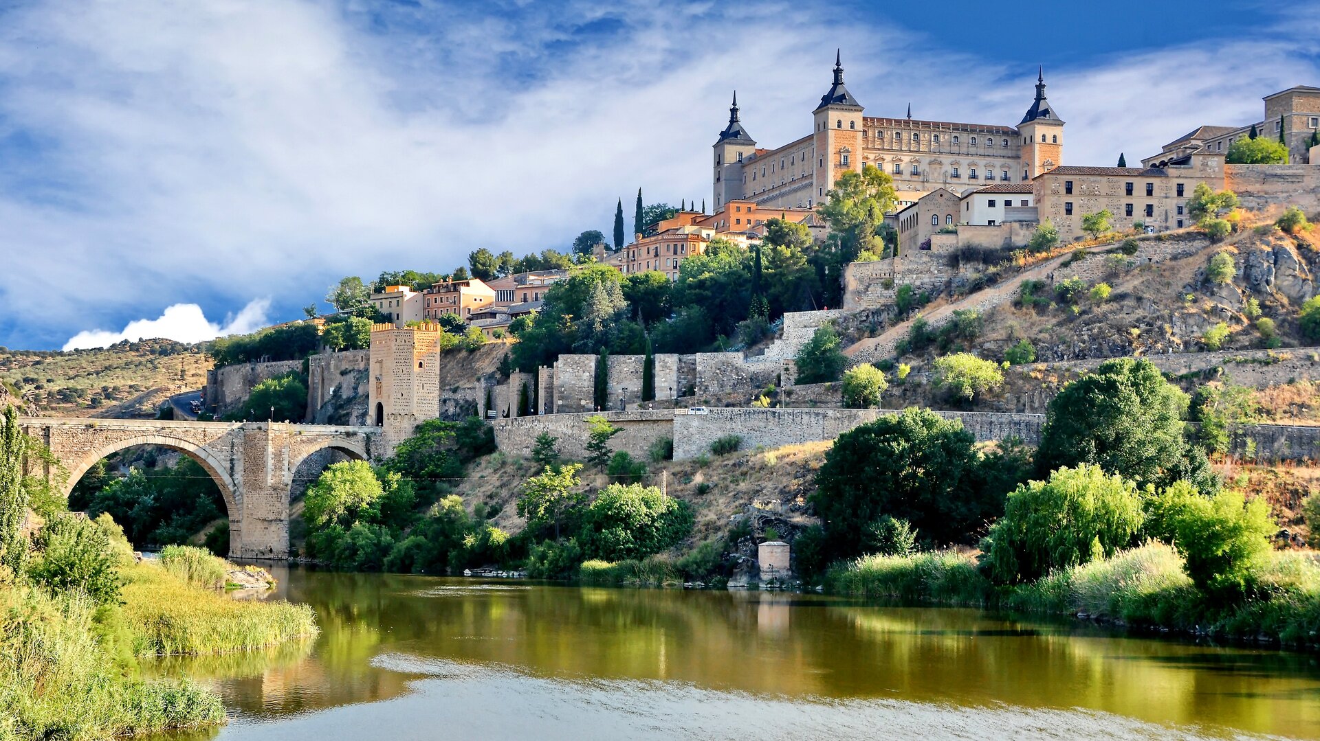 Vista del Alcázar de Toledo sobre el río Tajo
