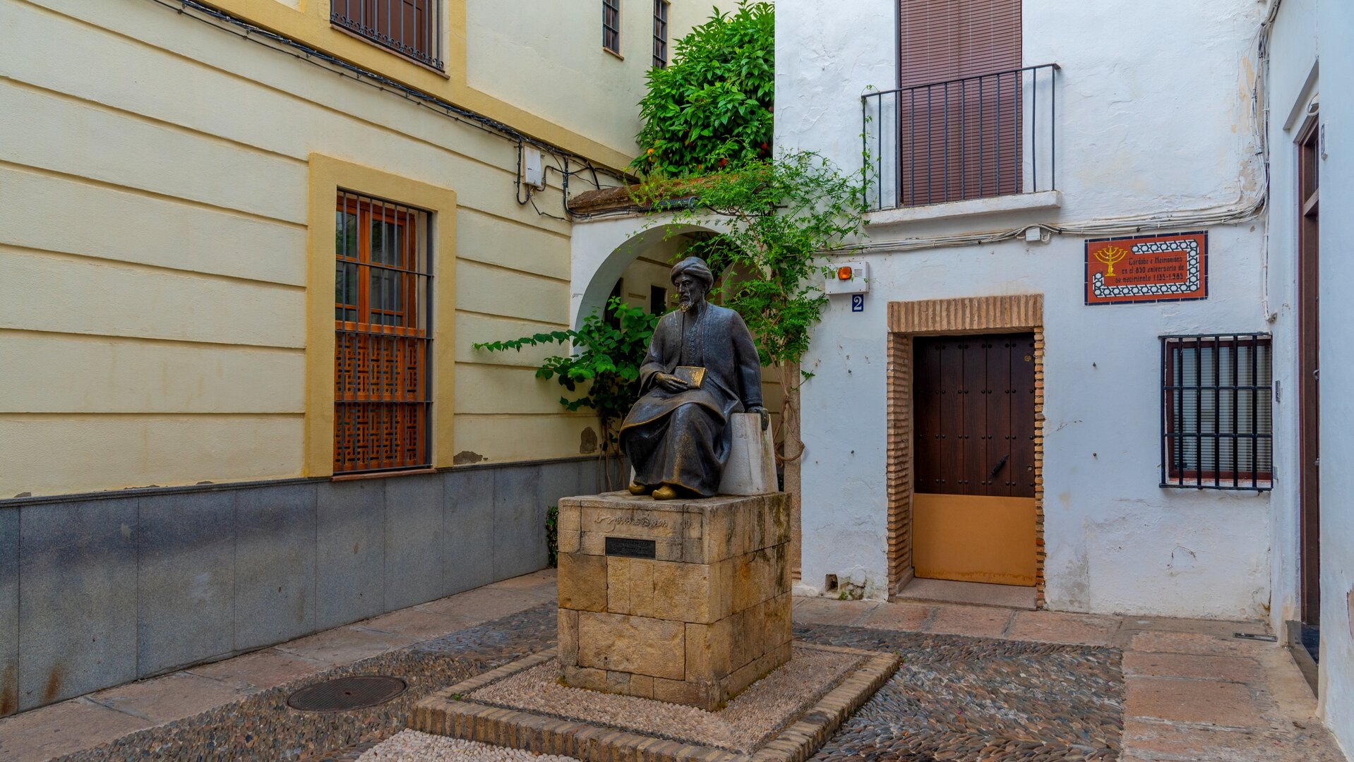 Estatua dedicada a Maimónides, en el barrio de la Judería