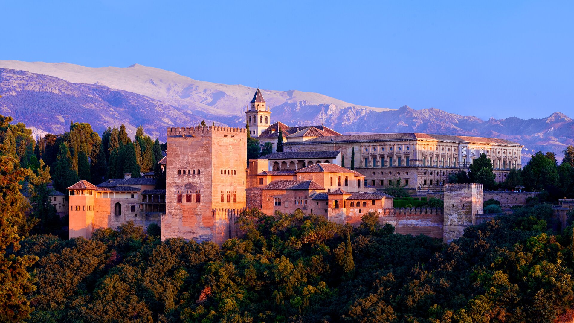 Vista de la Alhambra de Granada con Sierra Nevada al fondo