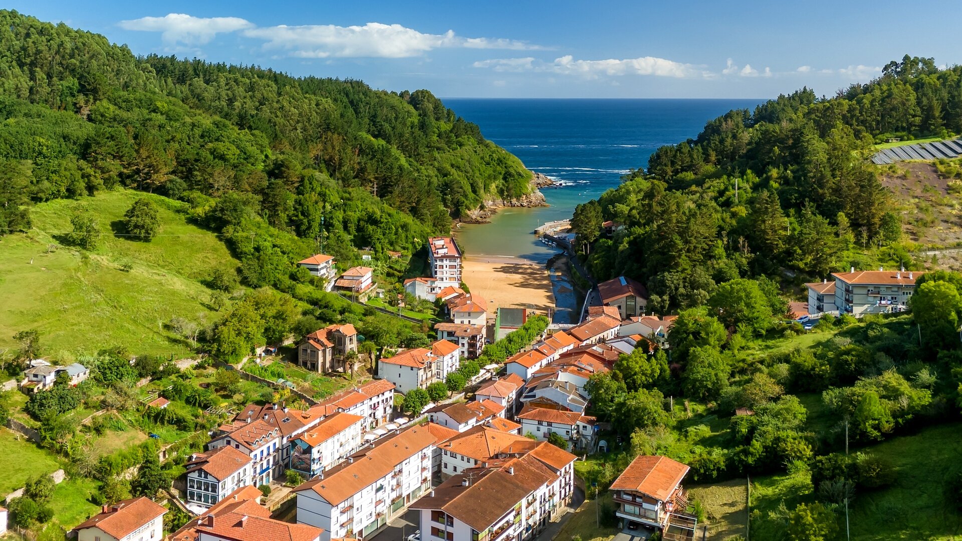 Vista aérea de Ea, con su pequeña playa al fondo