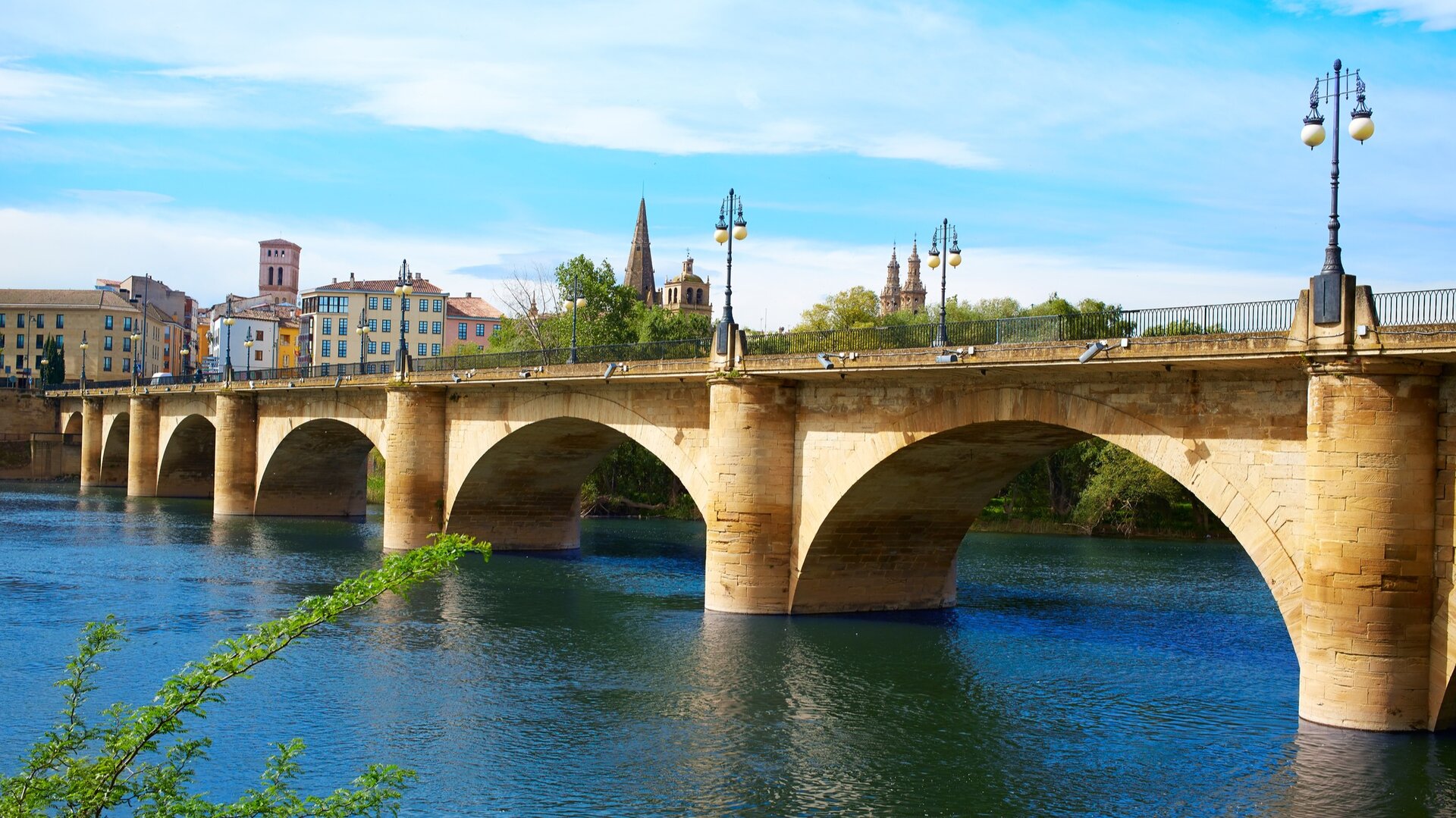 El Ebro cruzado por un puente en Logroño