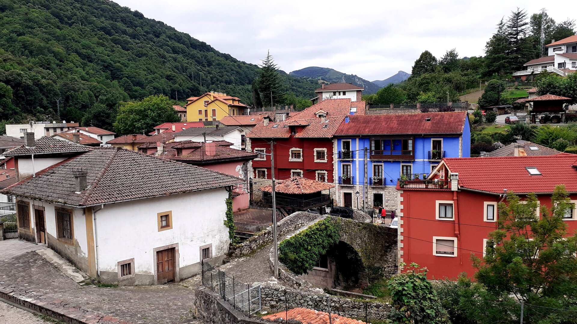 Casas coloridas junto al puente medieval de Carreña.