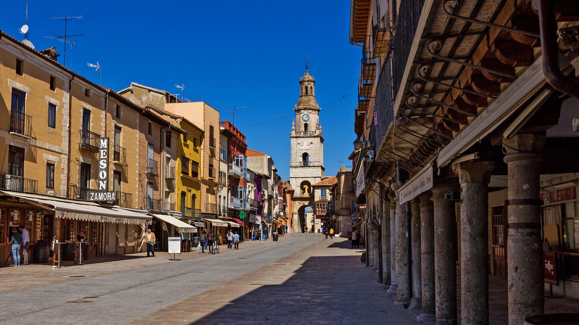 Calle de Toro con el el arco de Santa Catalina al fondo. 