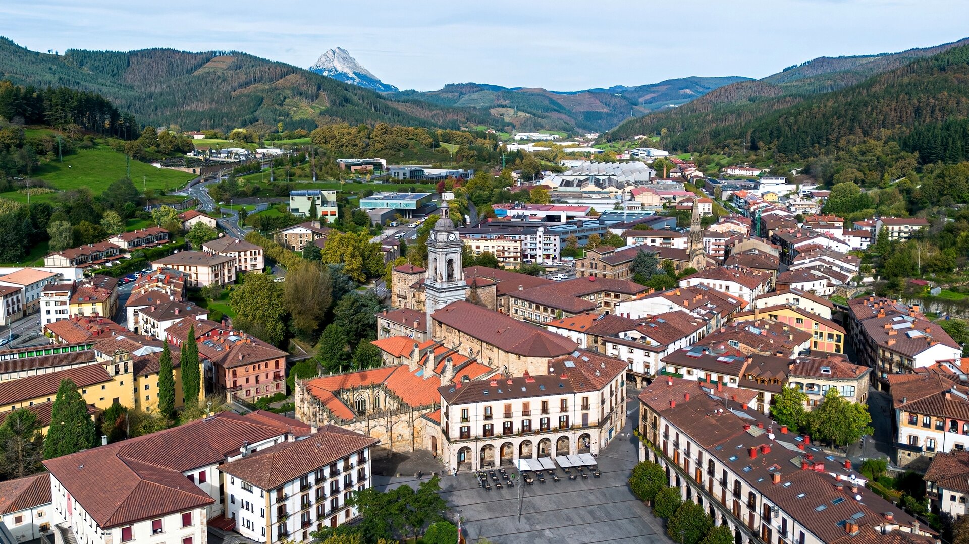 Vista aérea del centro histórico de Oñati. 