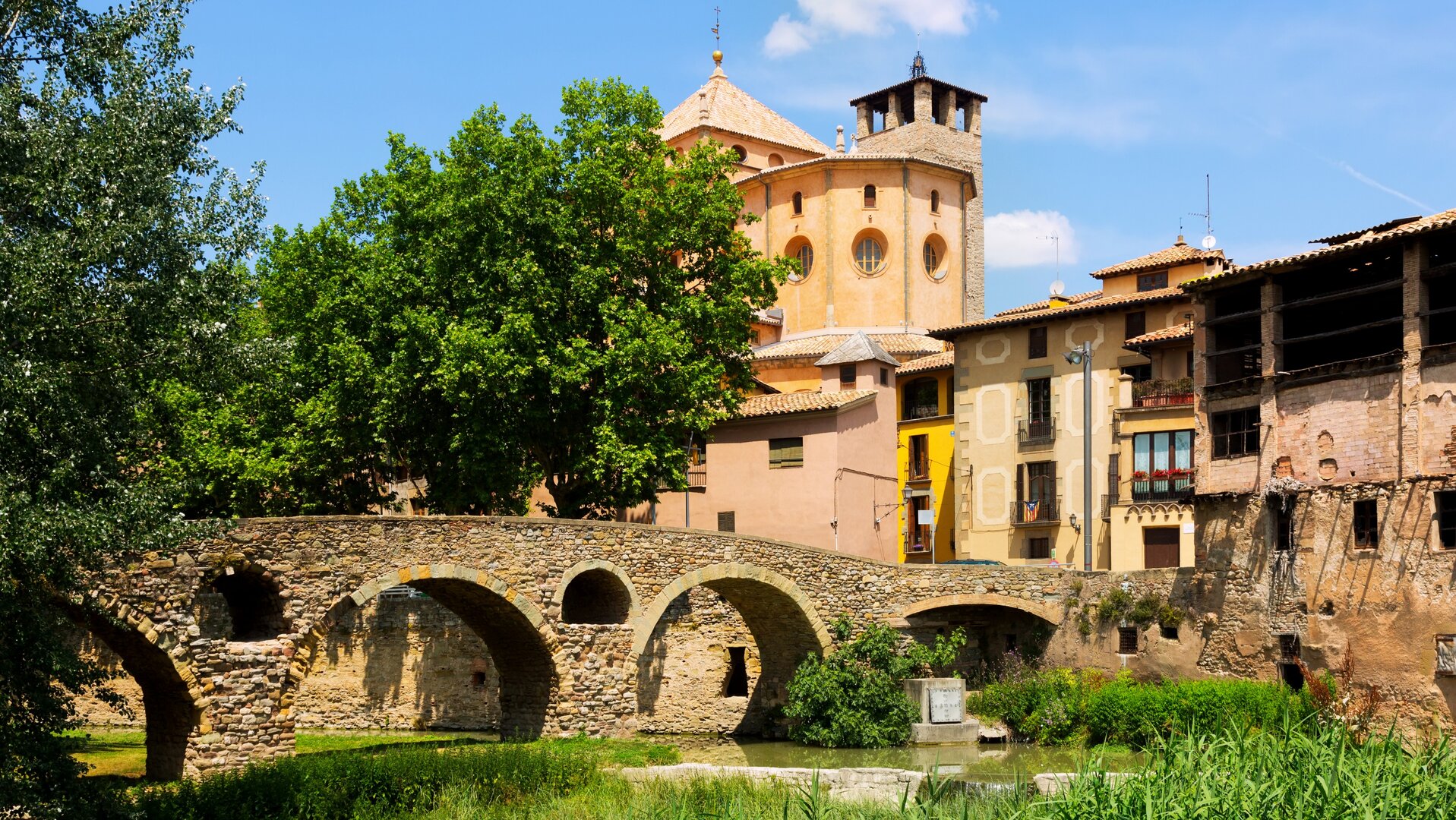 Puente de Queralt con la catedral de Vic al fondo.