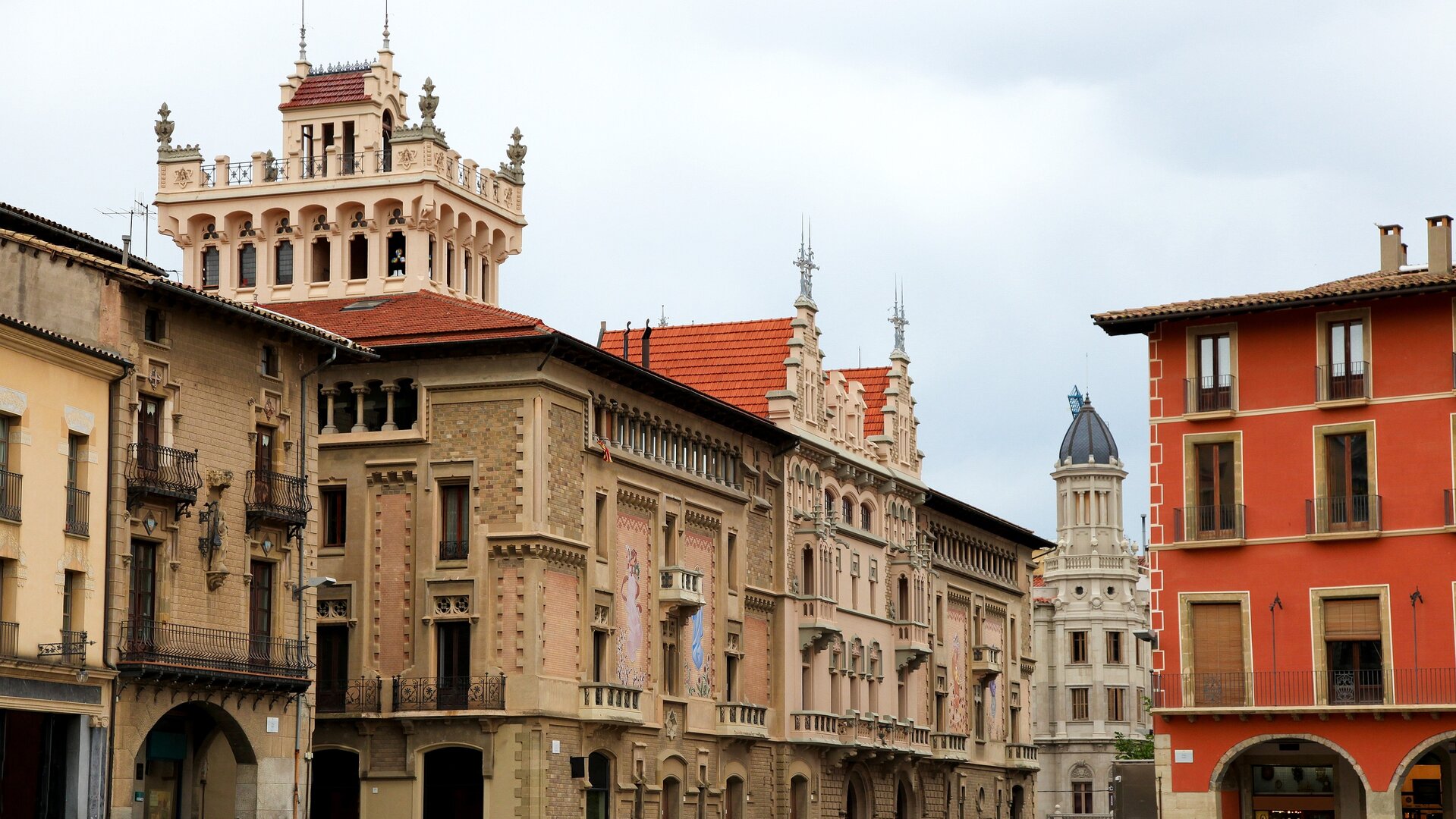 Mercadal o Plaza Mayor de Vic, con interesantes edificios modernistas. 