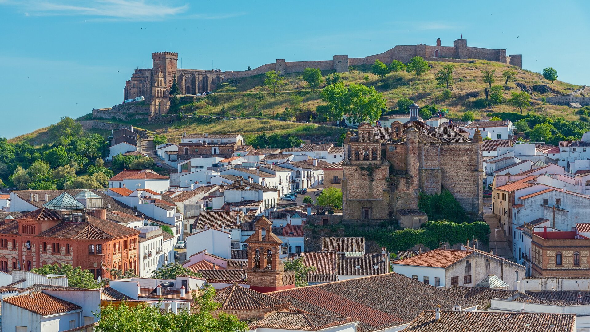 Vista general de la ciudad de Aracena, con el castillo al fondo. | Shutterstock