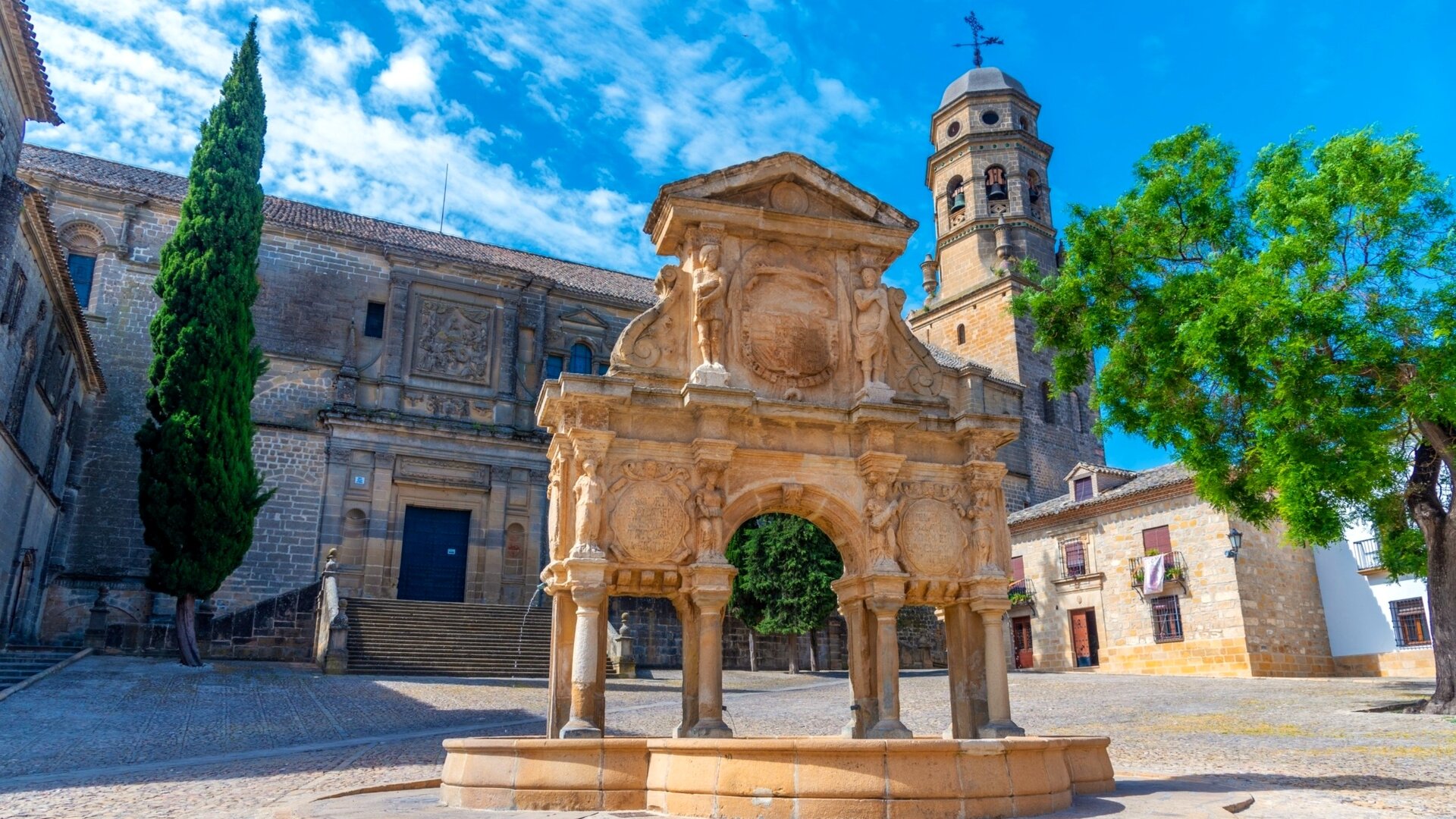 Catedral de Baeza y Fuente de Santa María.