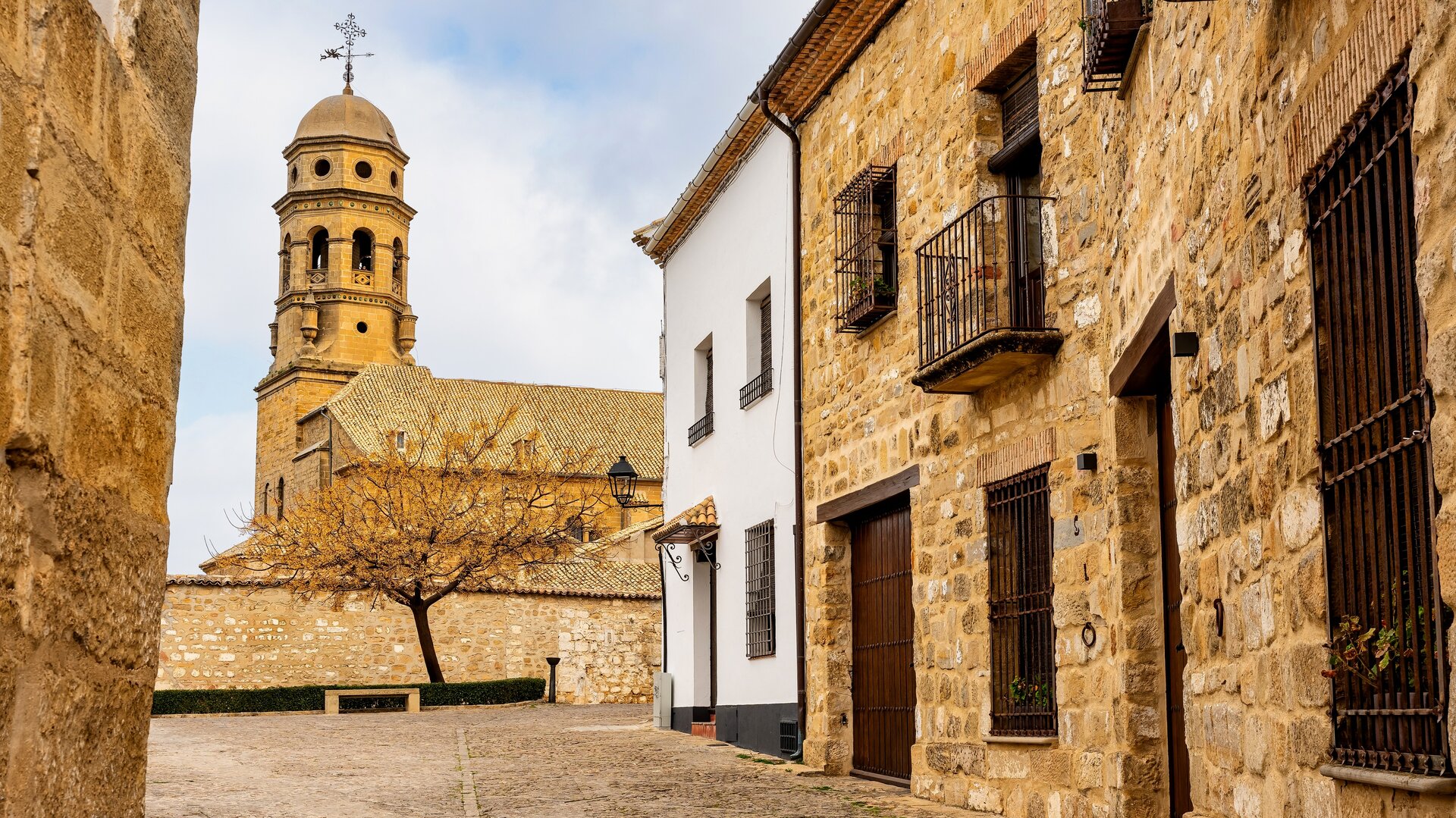 Calle de Baeza con la torre de la catedral al fondo.