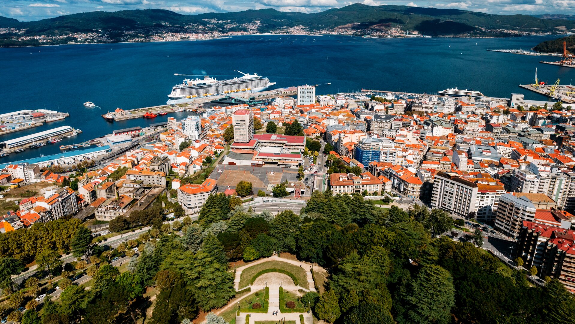 Vista aérea del puerto de Vigo desde la fortaleza.
