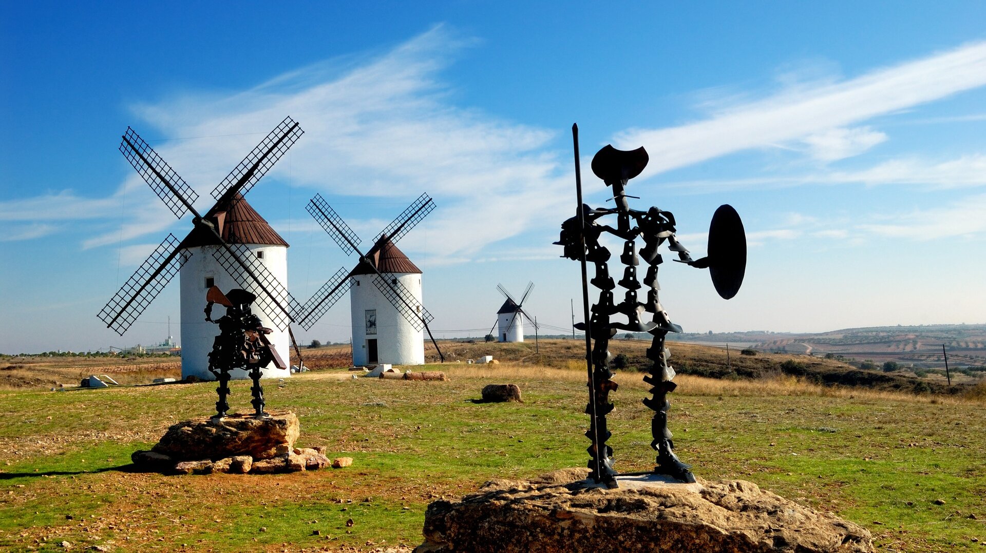 Molinos y esculturas quijotescas en Mota del Cuervo