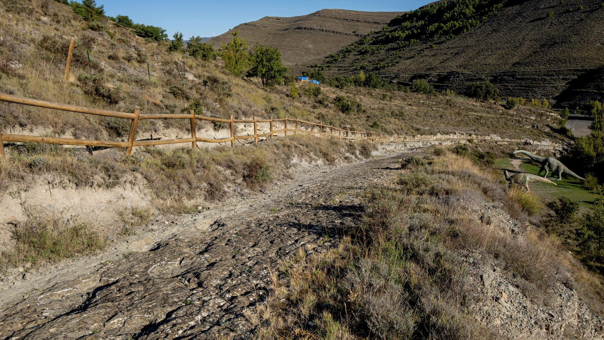 Senda que conserva huellas de dinosaurio en Enciso