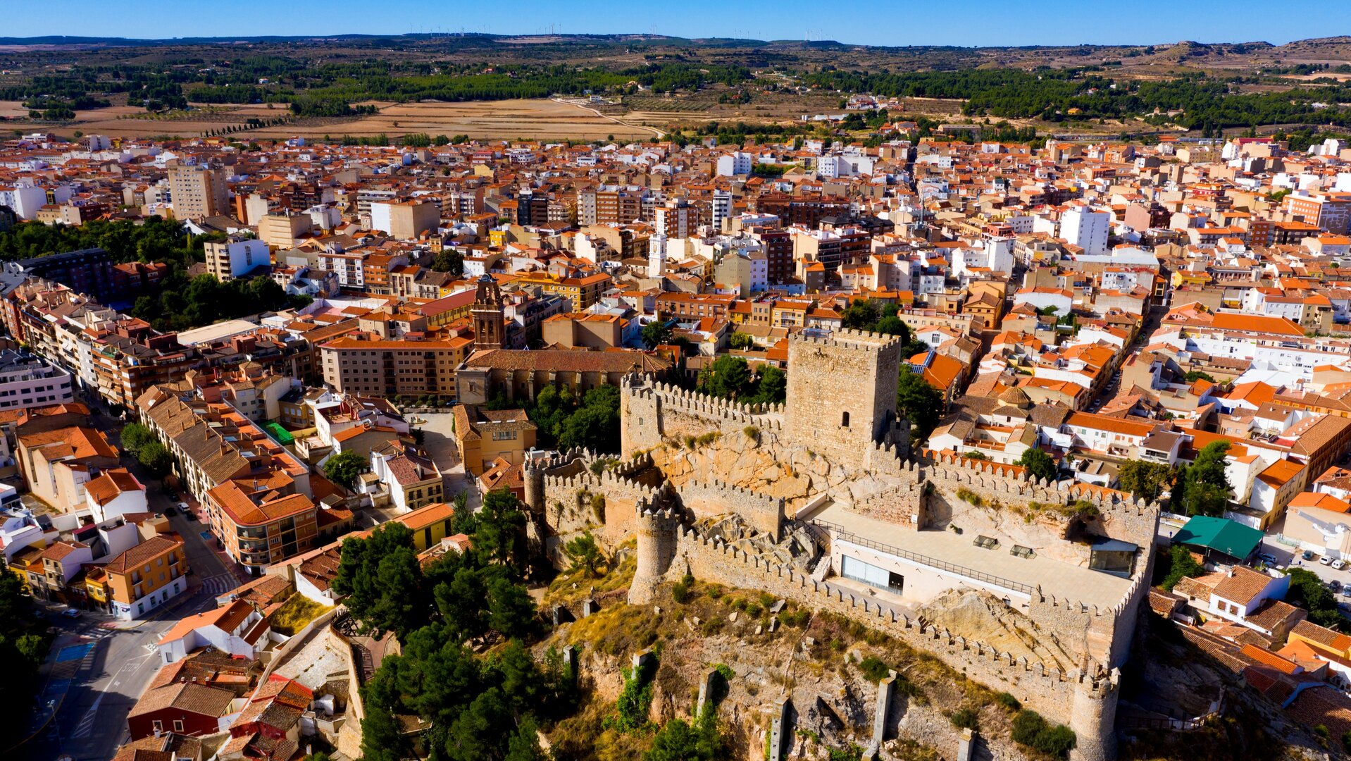 Vista aérea del castillo de Almansa sobre el centro histórico de la localidad.