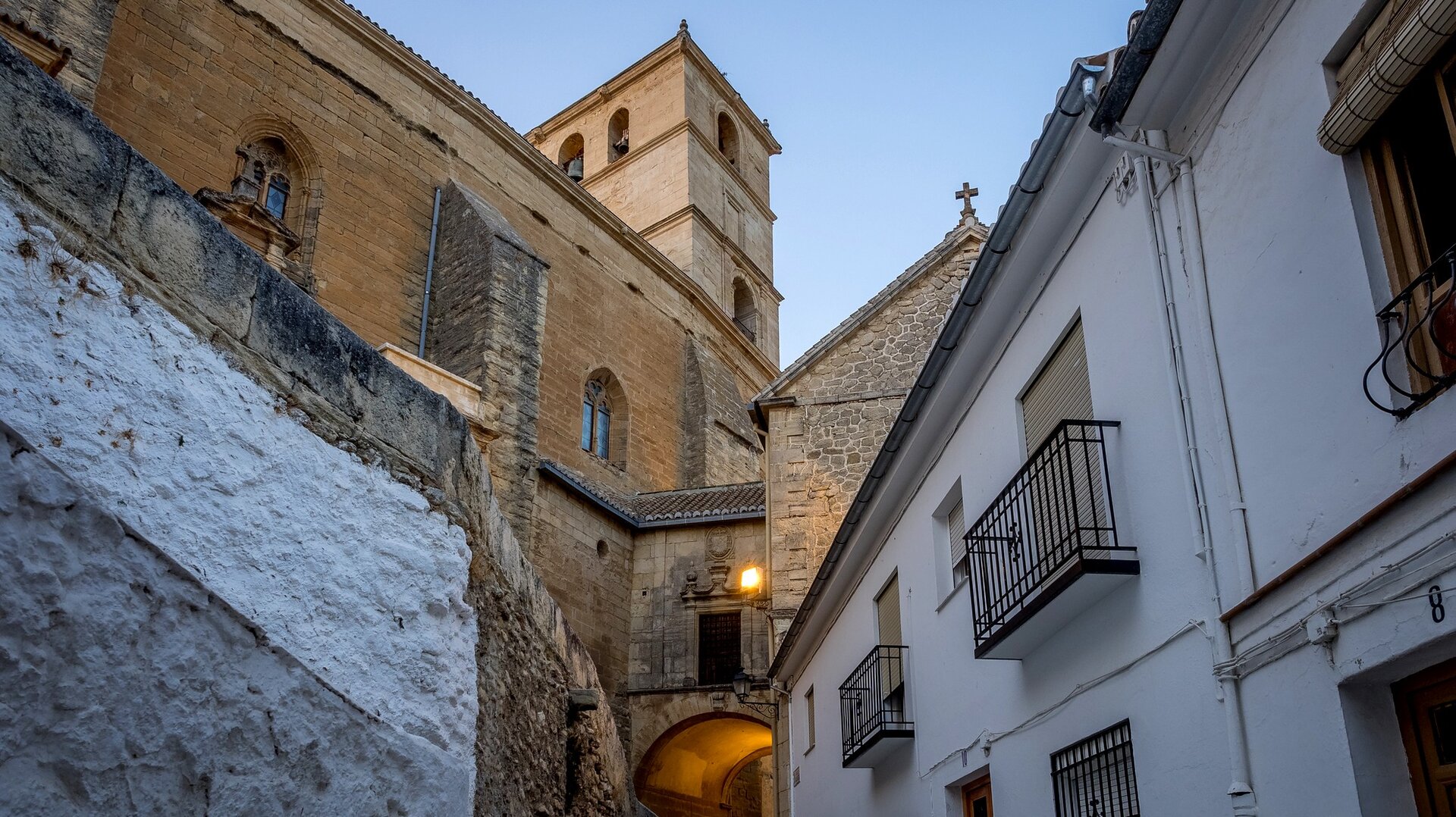 Subida hacia la Iglesia Mayor de Nuestra Señora de la Encarnación. 