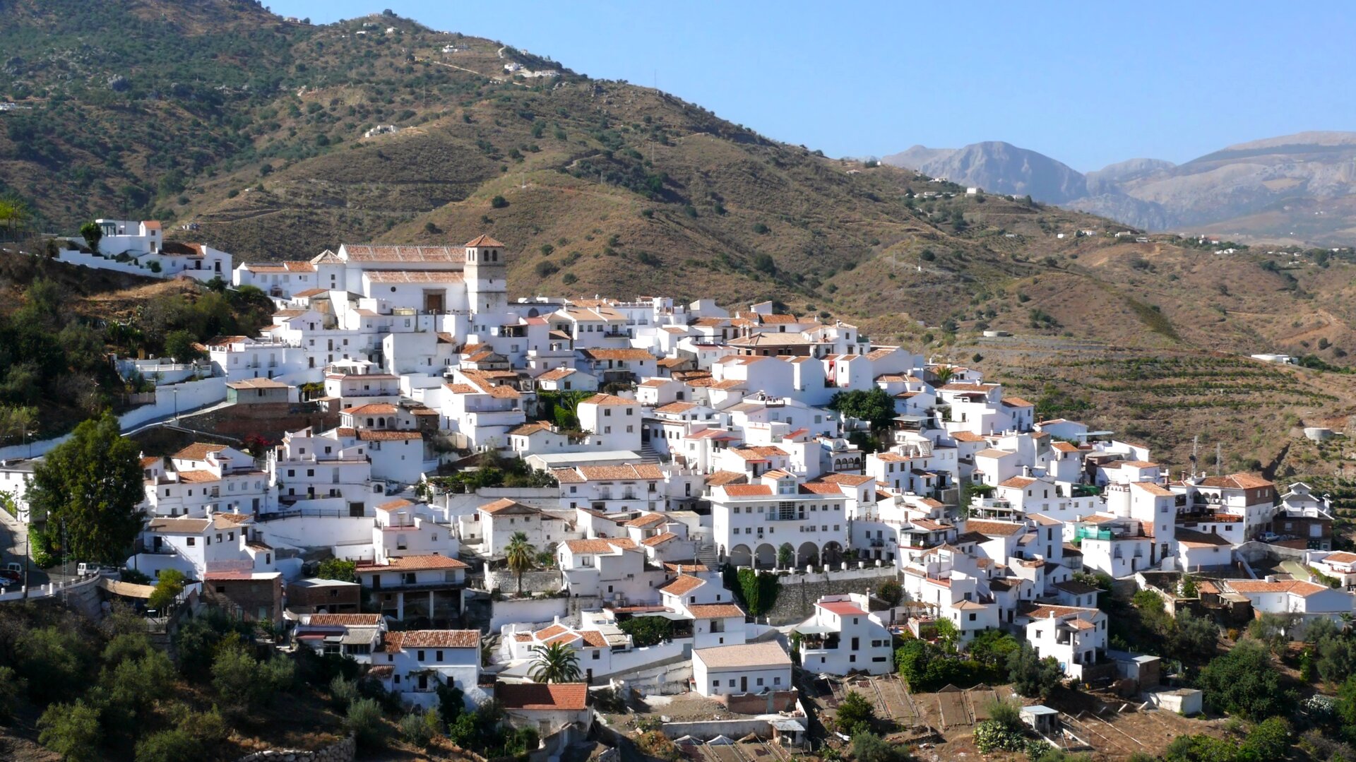 Vista general de Cútar y su entorno montañoso. | Dreamstime