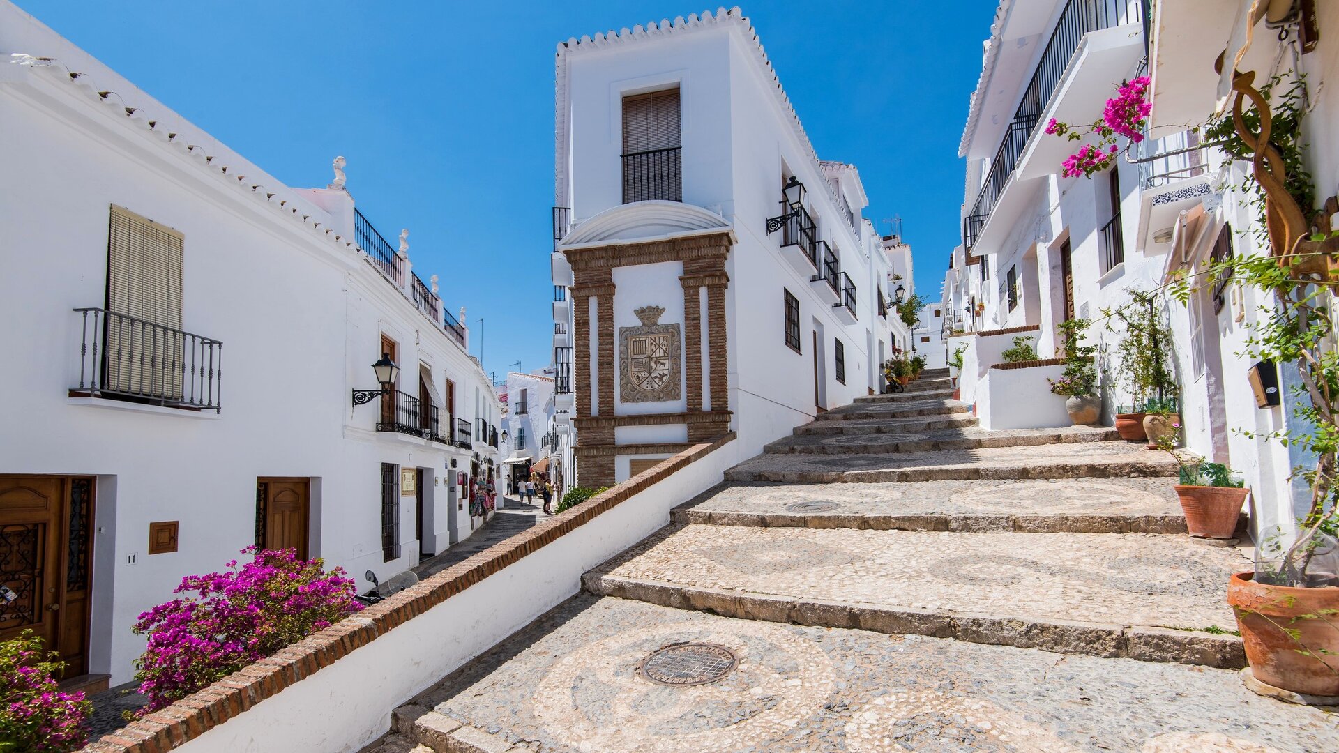Calles empedradas de Frigiliana, en Málaga. | Dreamstime