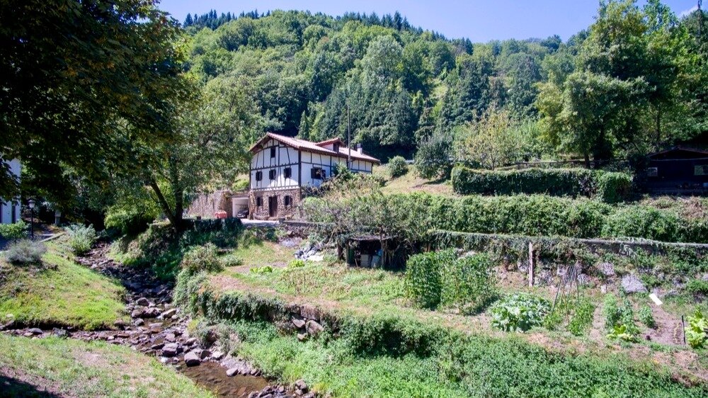 Casa de Leintz Gatzaga en plena naturaleza.