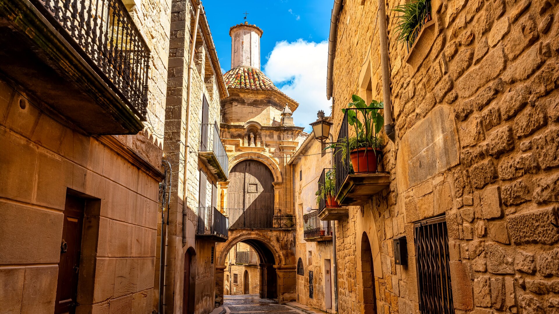 Calle medieval en Calaceite. | Dreamstime