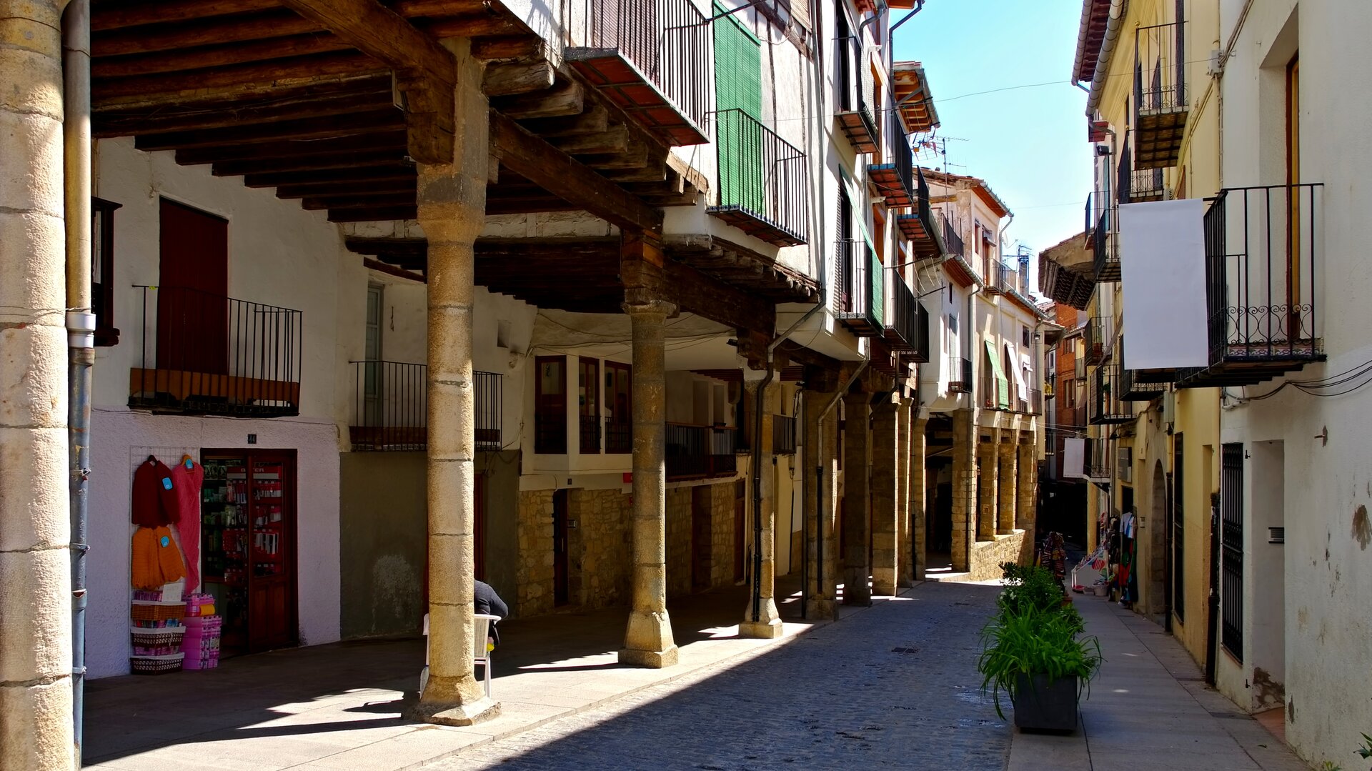 Calle porticada de Morella. | Dreamstime