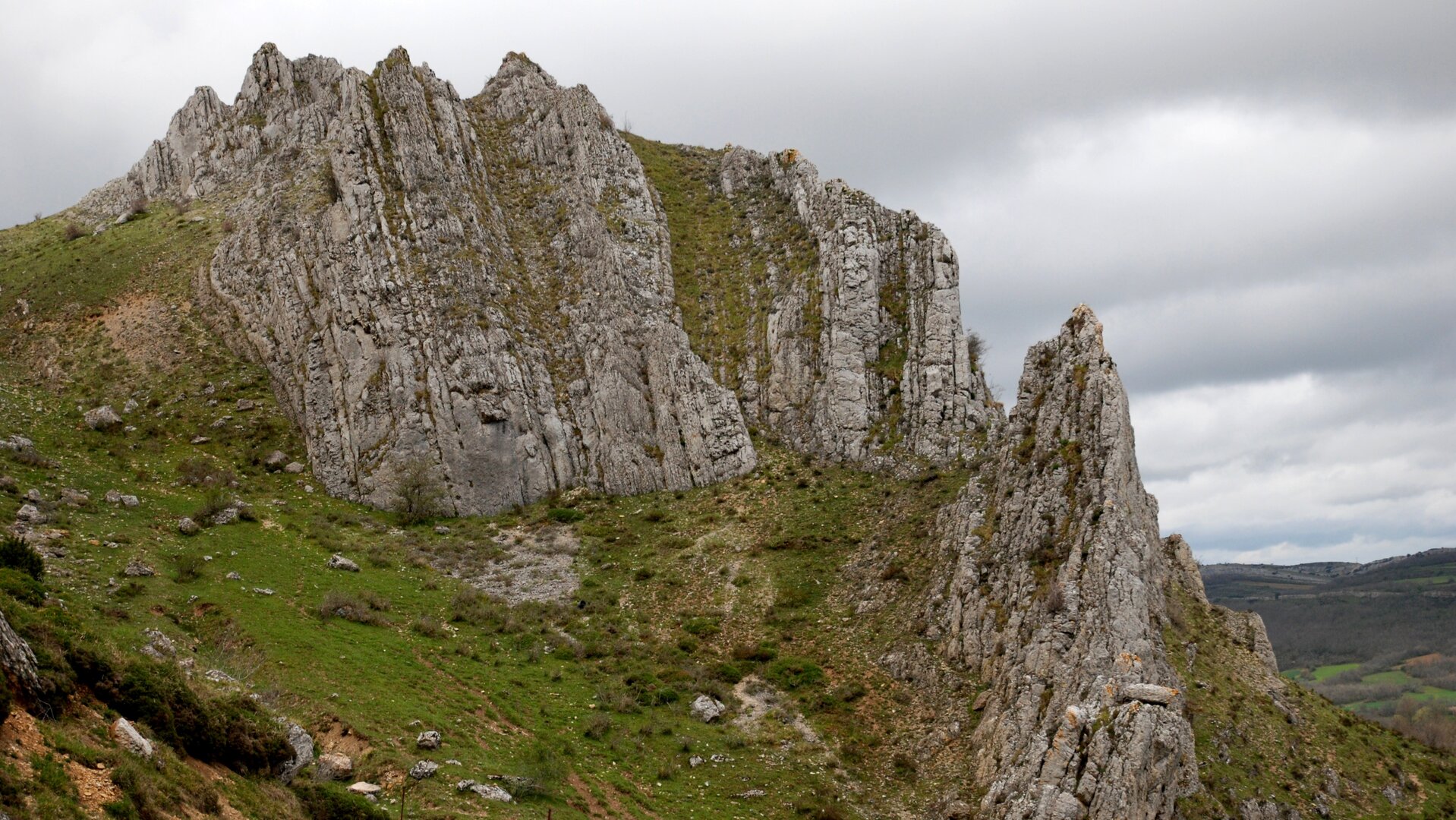 Formaciones rocosas en el Geoparque Las Loras. 
