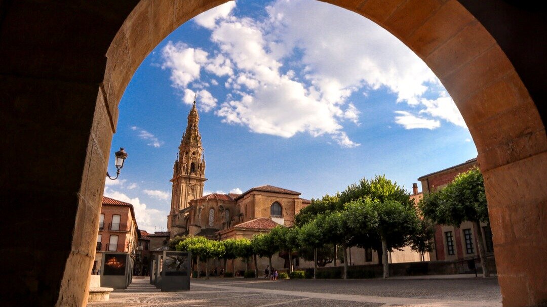 Vista de la Catedral del Salvador desde la Plaza de España.