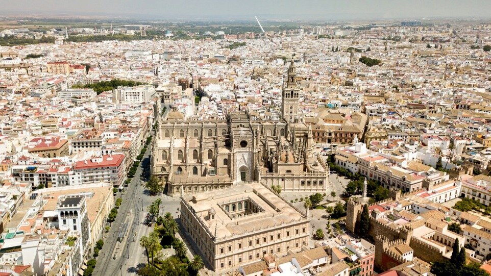 Vista aérea del Archivo General de Indias junto a la Catedral de Sevilla