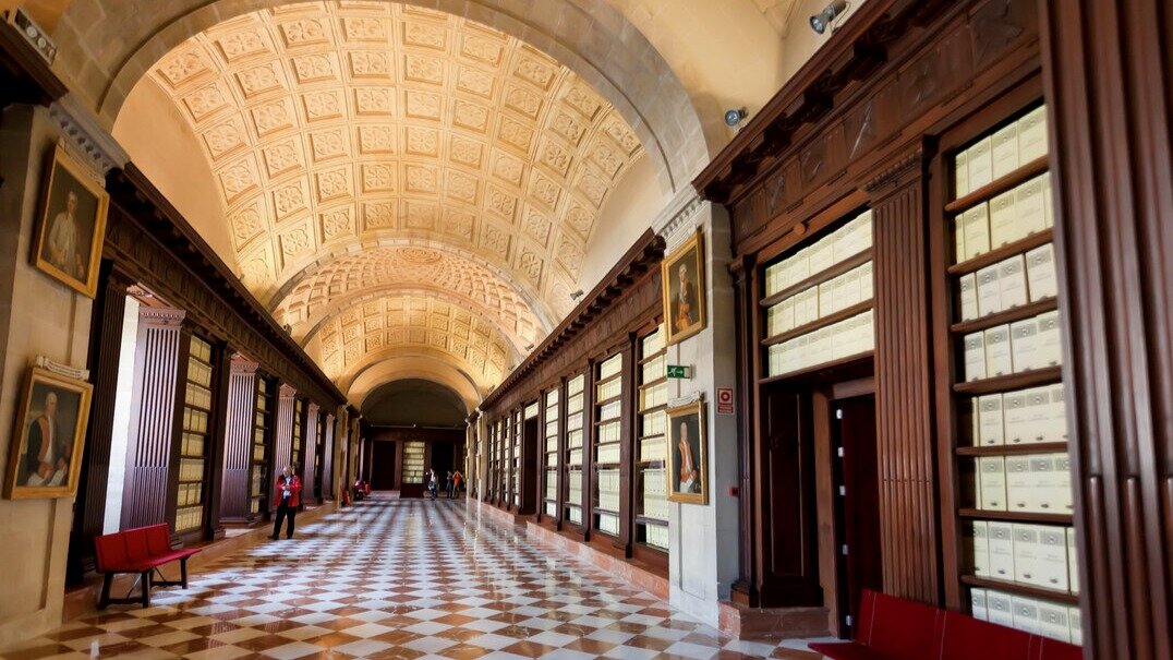 Estanterías en el interior del Archivo General de Indias. 