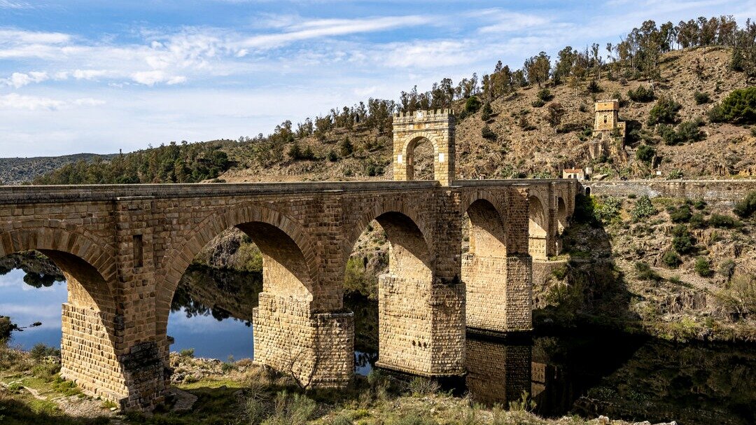 Puente de Alcántara, sobre el río Tajo. | Dreamstime
