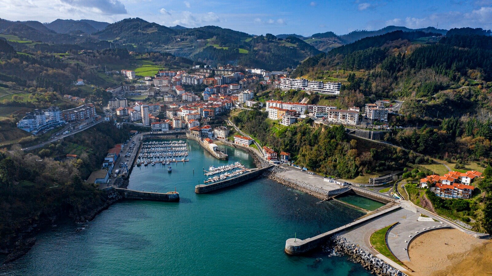 Vista aérea del puerto de Mutriku. | Dreamstime
