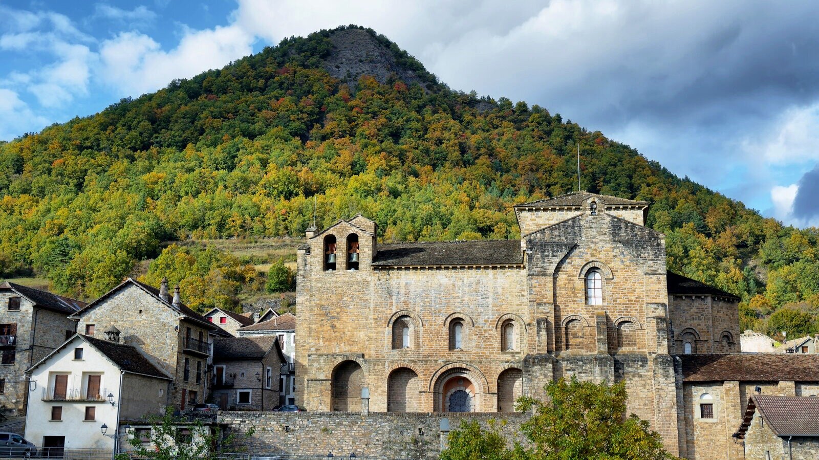El imponente monasterio de San Pedro de Siresa bajo la montaña. | Shutterstock