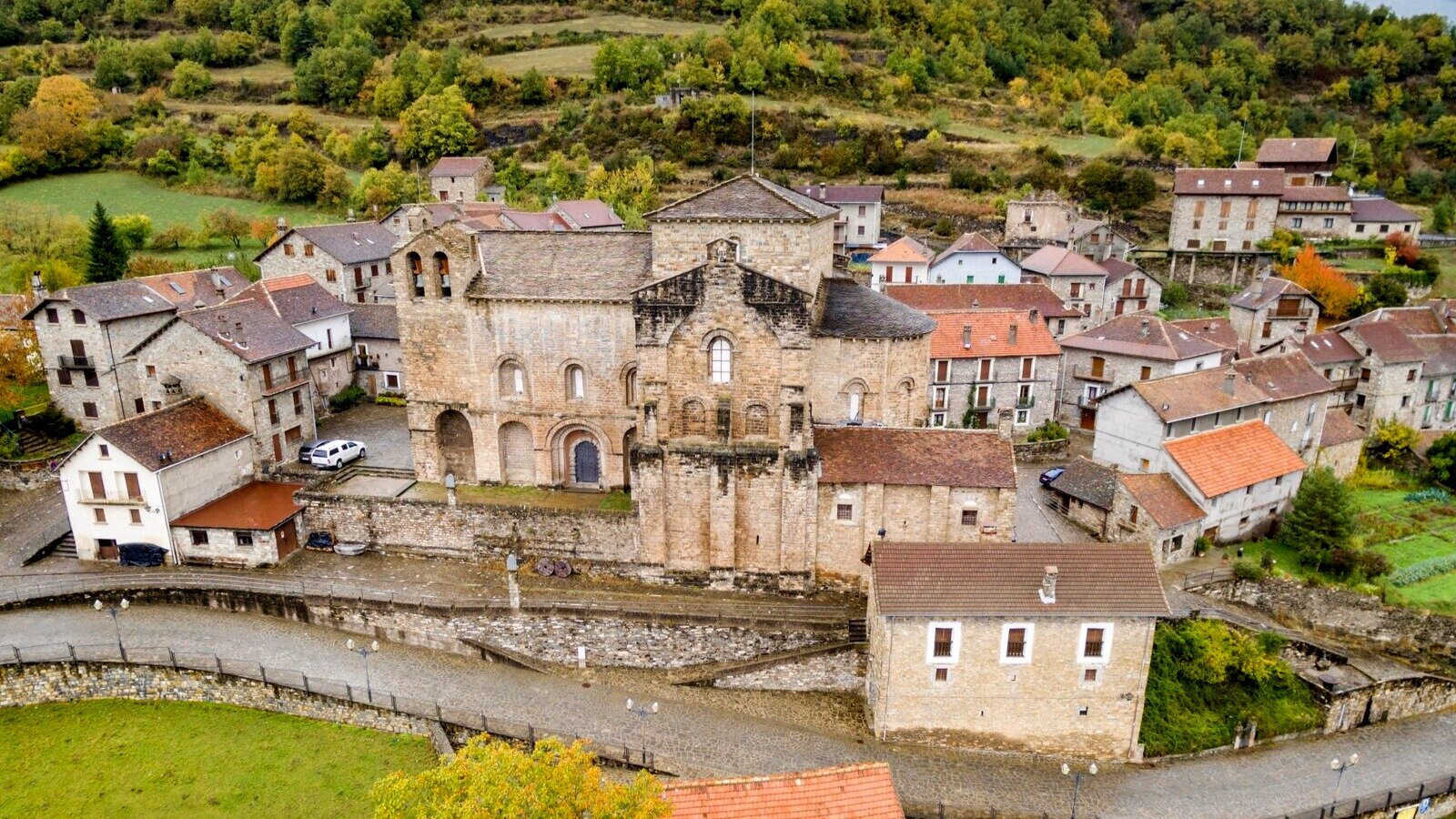 Panorámica de Siresa y el Monasterio de San Pedro. | Shutterstock