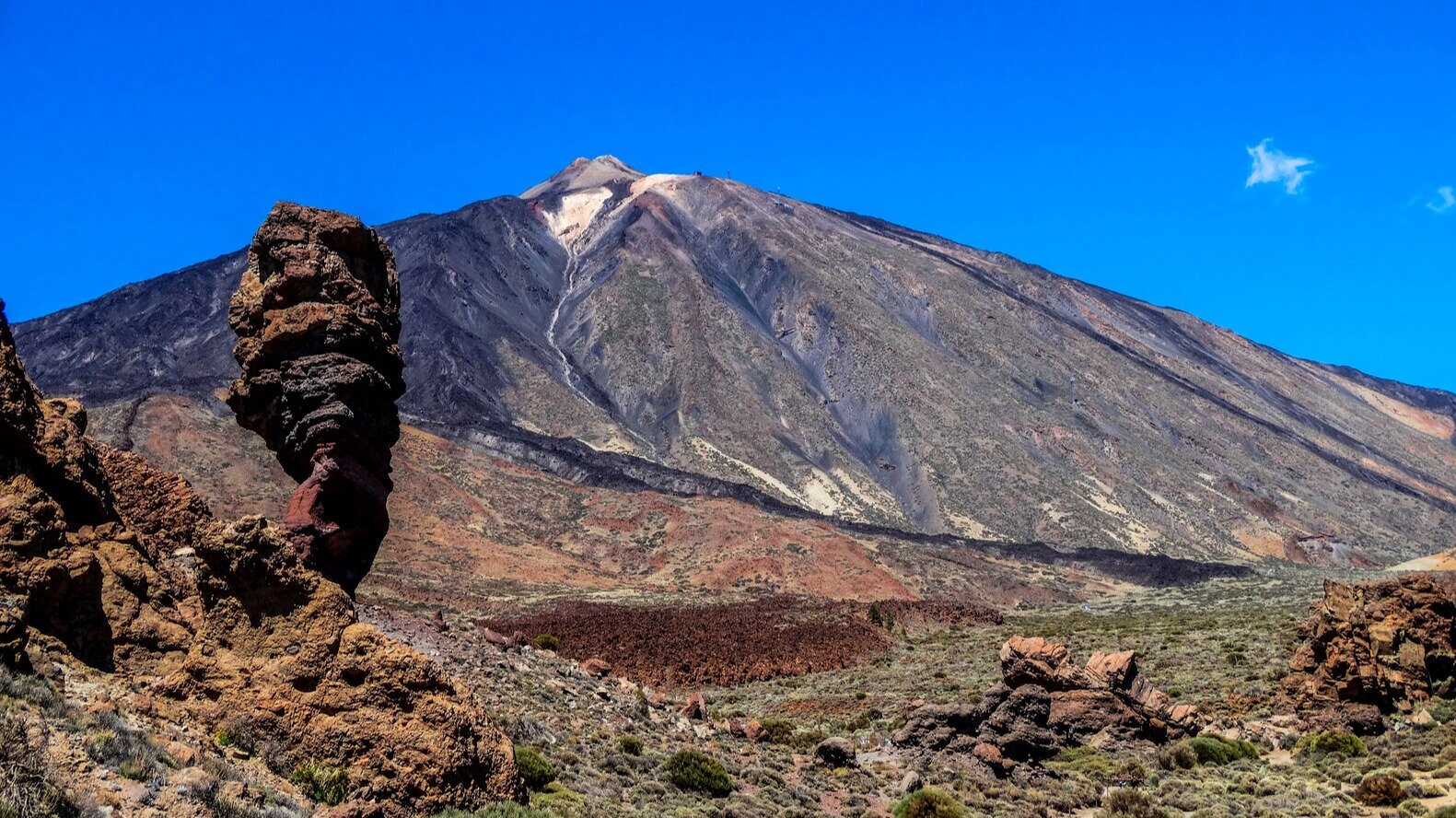 Vista del Parque Nacional del Teide con el volcán al fondo.