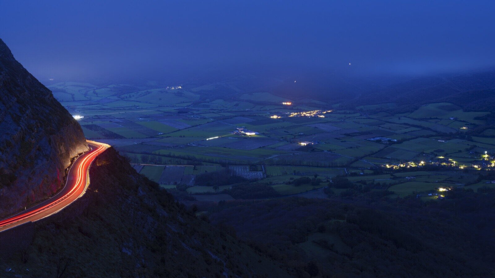 Vista nocturna del puerto de Orduña