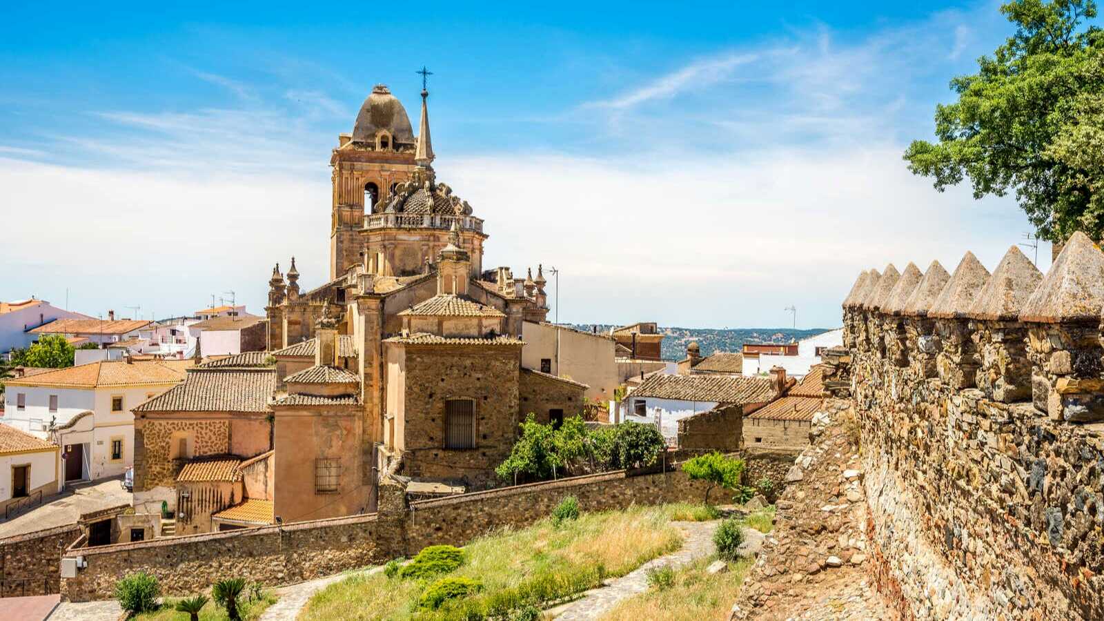 Iglesia de Santa María de la Encarnación, junto a las murallas de la villa. | Dreamstime