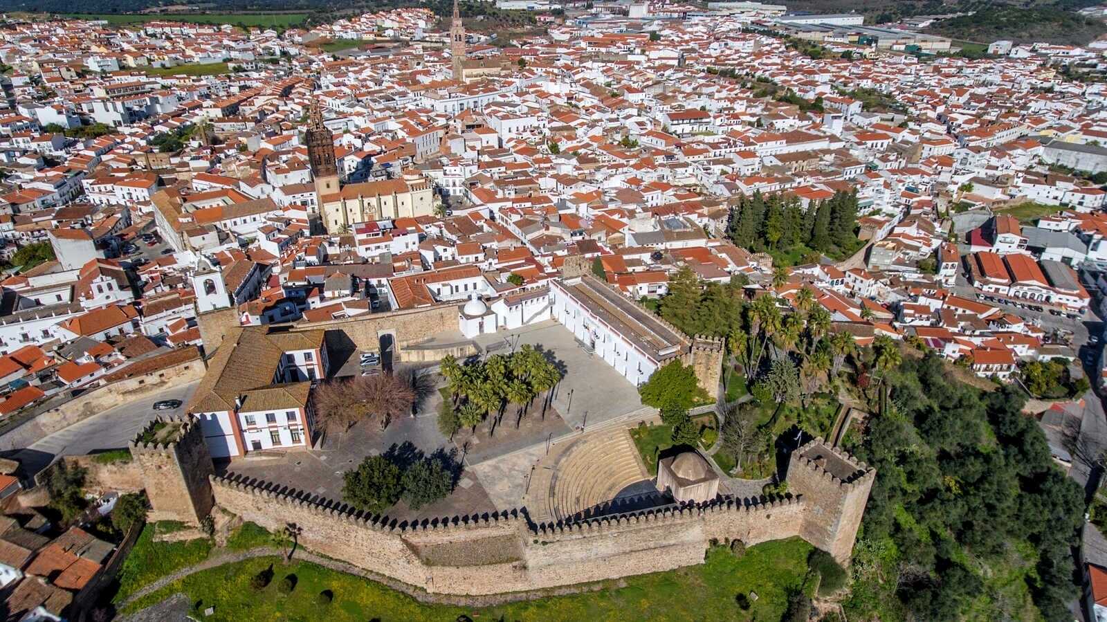 Vista aérea de Jerez de los Caballeros y su castillo. | Dreamstime