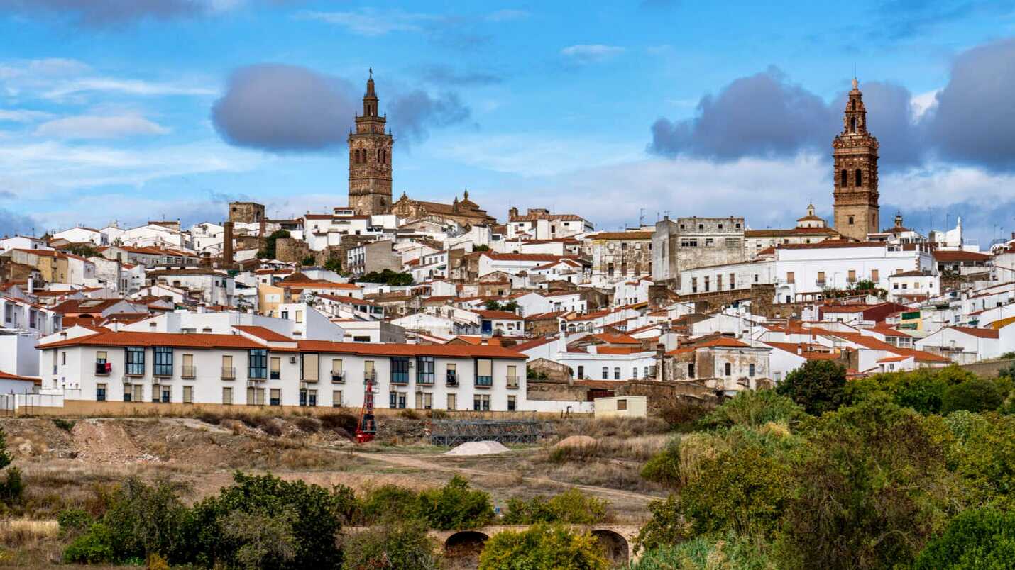 Torres barrocas de las iglesias de Jerez de los Caballeros sobre el caserío de la villa. | Dreamstime