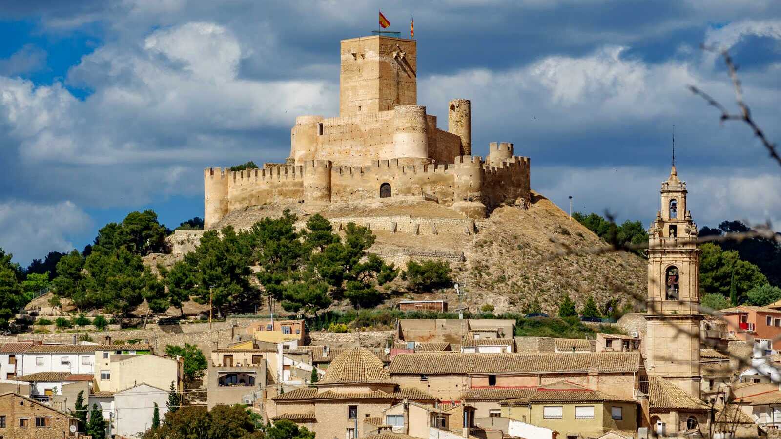 El Castillo de Biar se alza sobre los tejados de la localidad. | Shutterstock