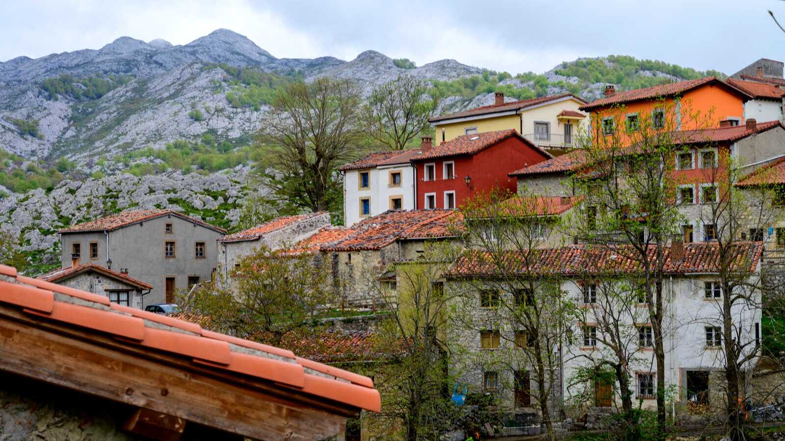 Sotres, al pie de los Picos de Europa. | Dreamstime