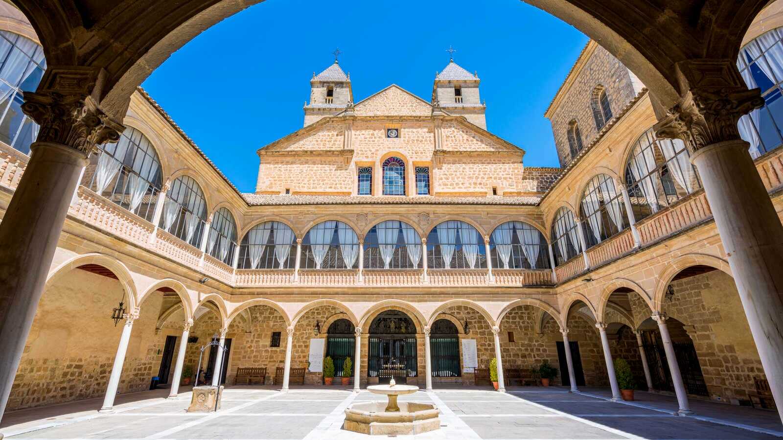Patio central del 'Escorial andaluz'. | Dreamstime